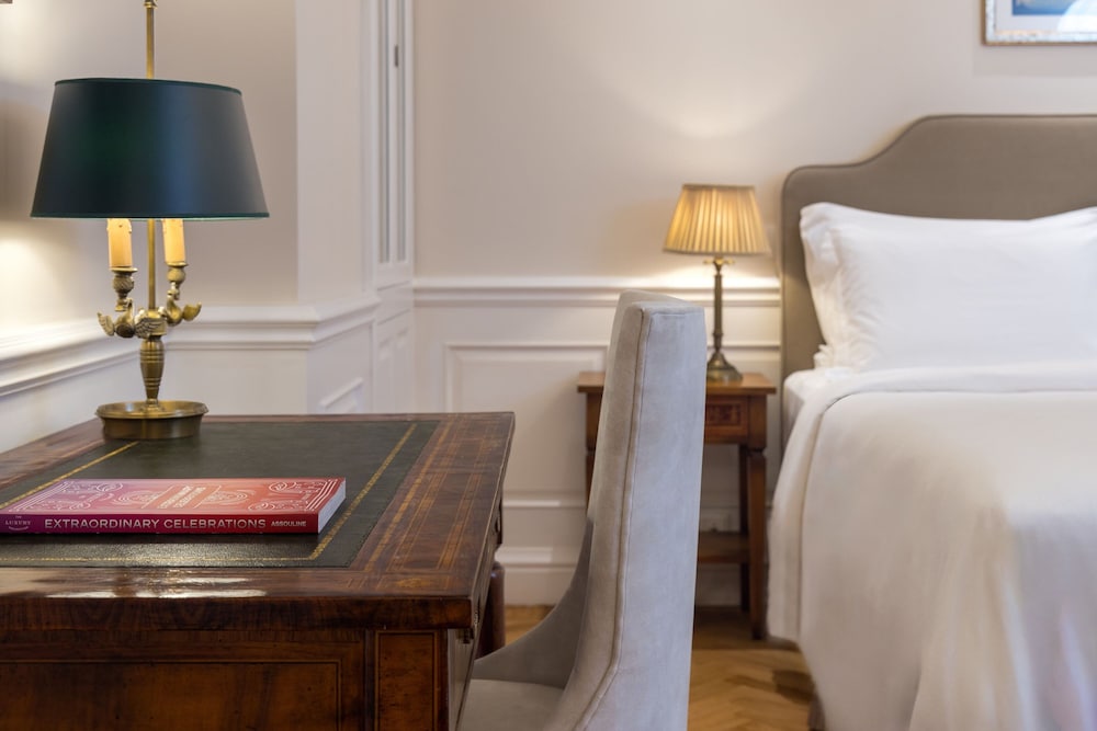 Classic Room, 1 King Bed, Courtyard View (View)