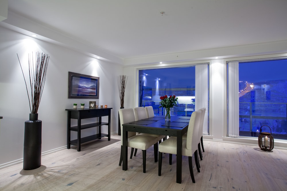 Suite, 3 Bedrooms (A) (Linen and towels not included) photo 2