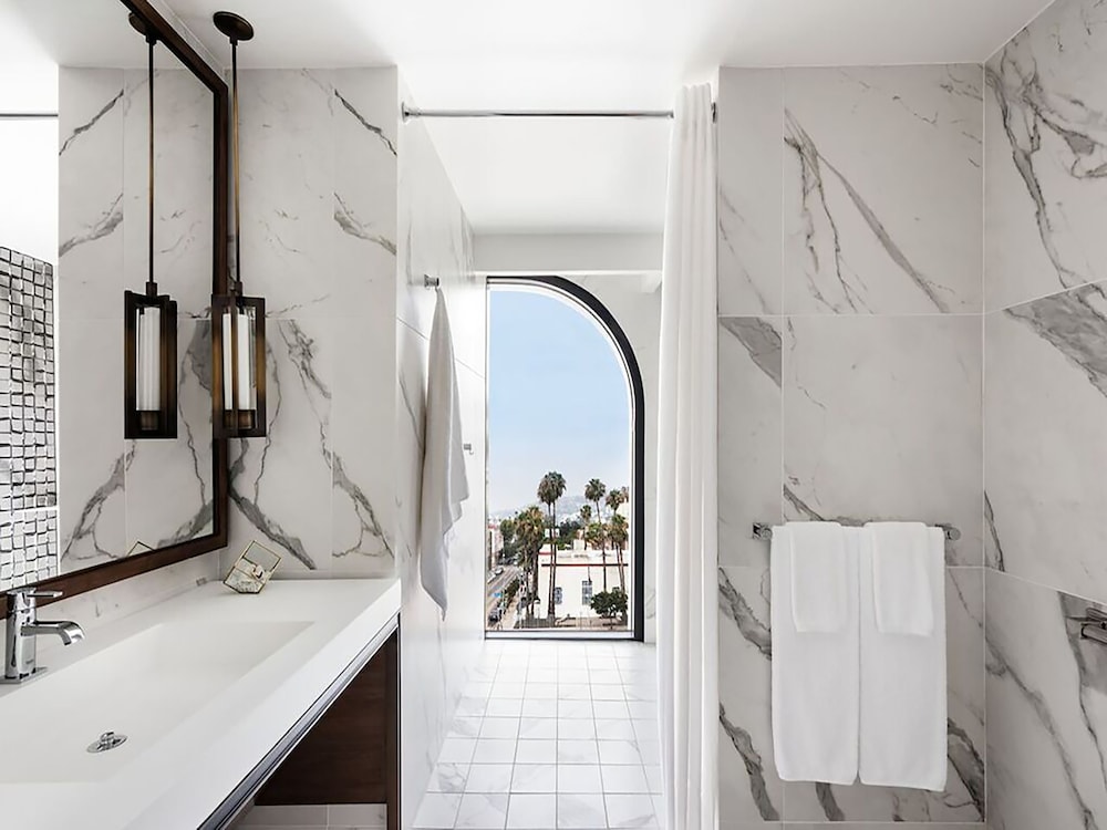 Suite, 1 King Bed (Platinum) - Photo 4