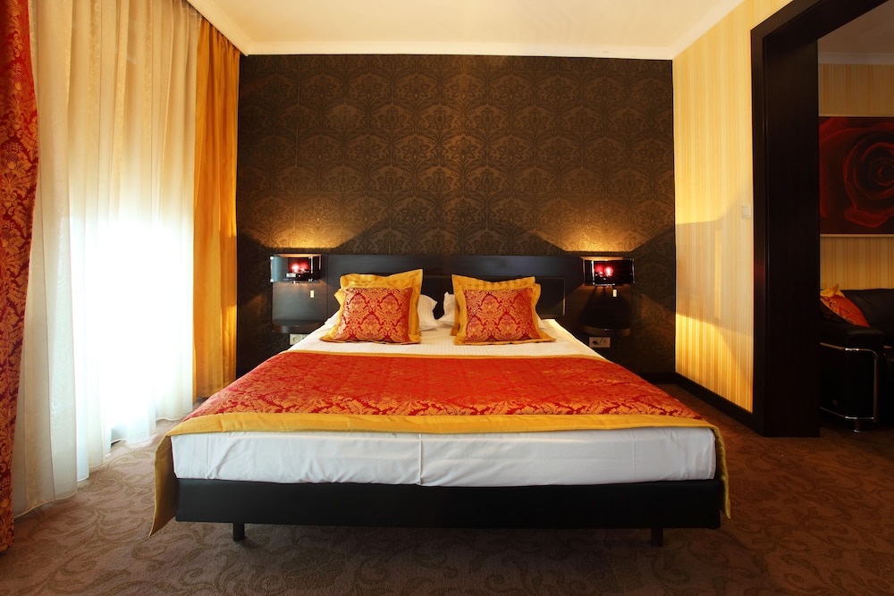 Business Suite, Pool Access photo 1