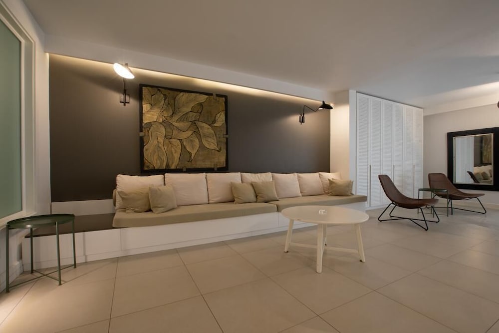 Signature Condo photo 2