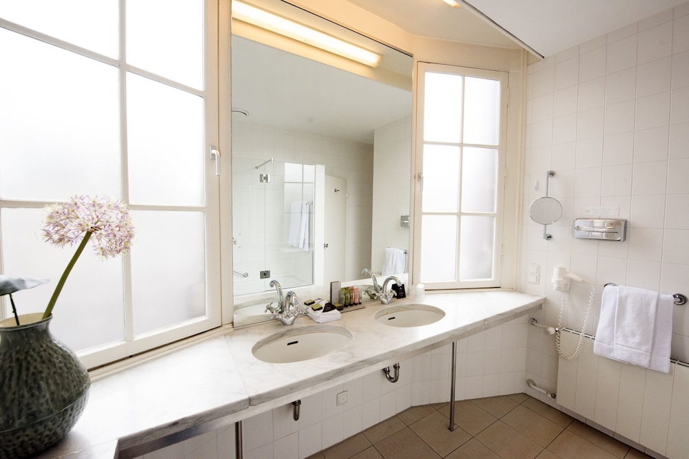 Junior Suite, 1 King Bed, Canal View