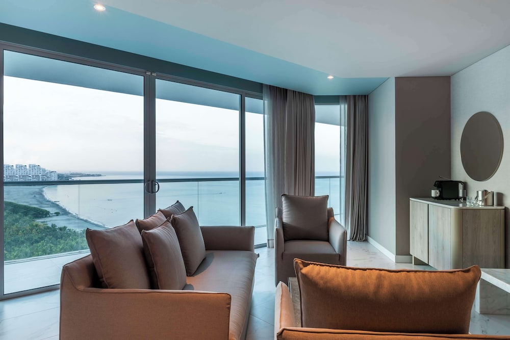Suite, 1 King Bed, Ocean View photo 2