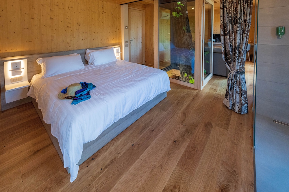 Exclusive Tree House photo 2