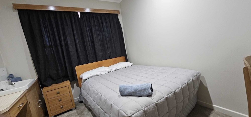 Basic Double Room, 1 Double Bed, Non Smoking, Shared Bathroom photo 1