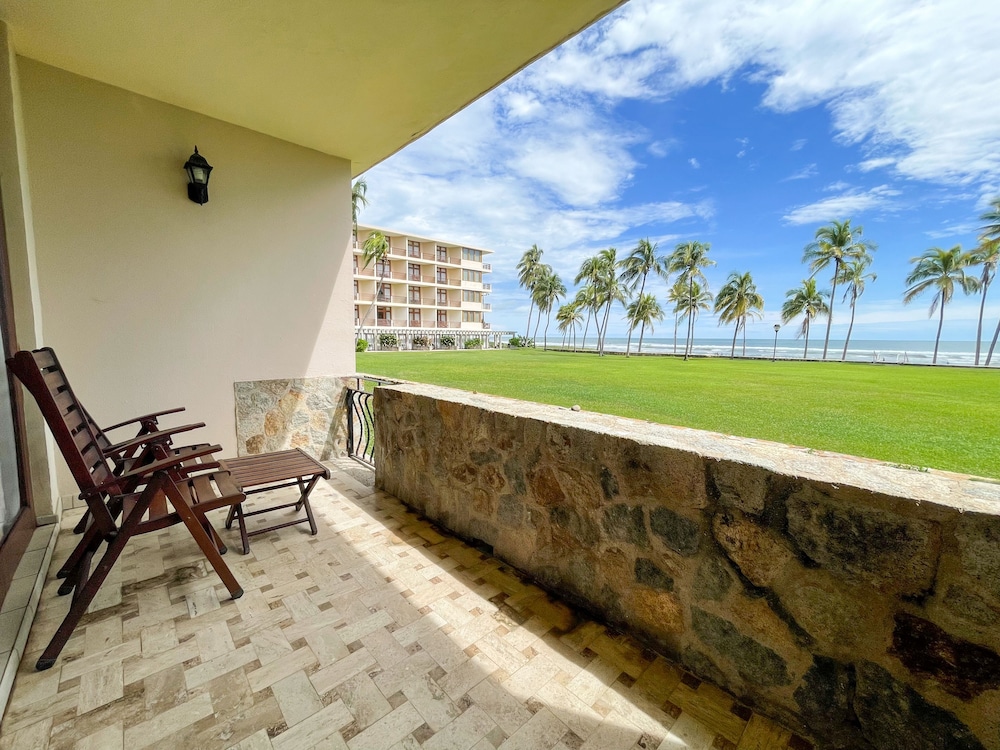 Deluxe Room, 1 King Bed, Ocean View - Photo 5