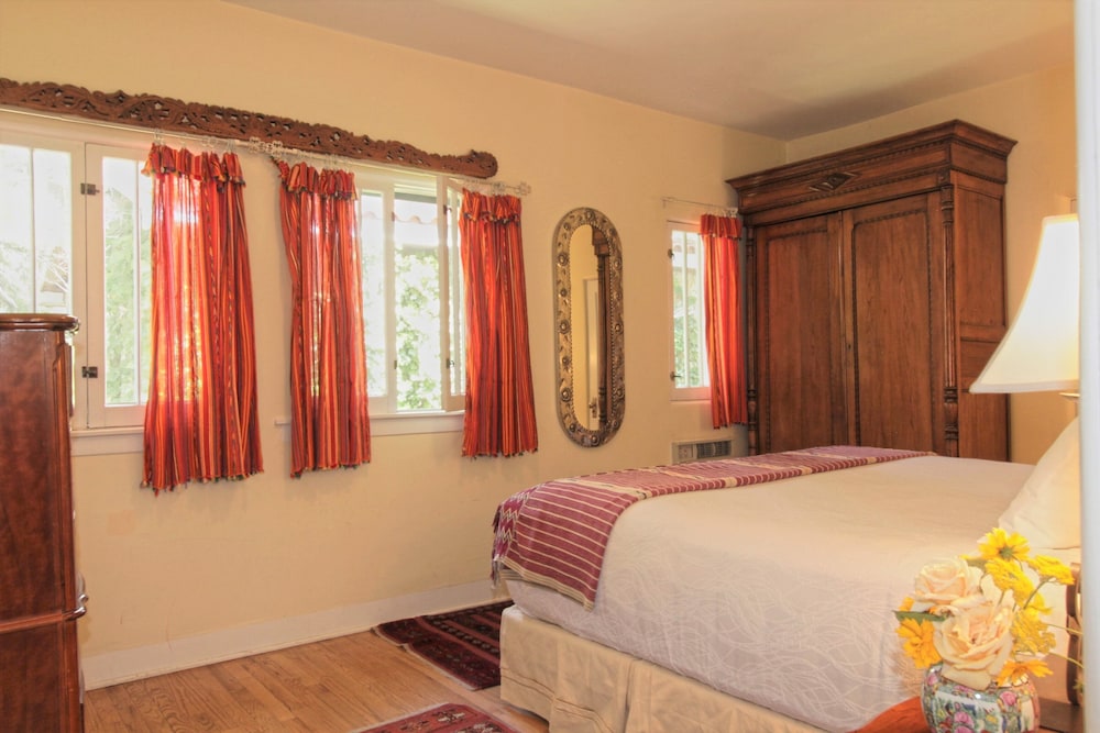 2 BR/2 Bath Cottage with Full Kitchen photo 2