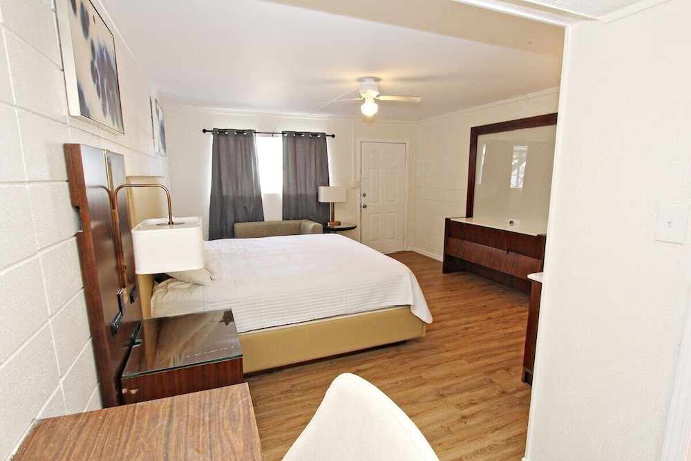 Room, 2 Queen Beds - Photo 4