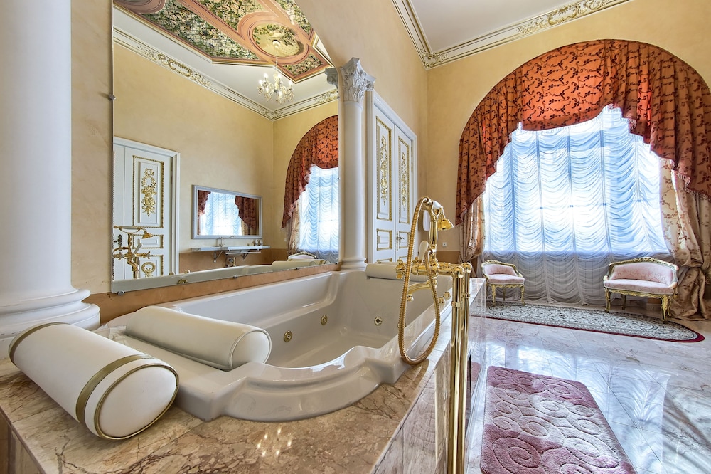 Royal Suite, 1 King Bed, Park View photo 2