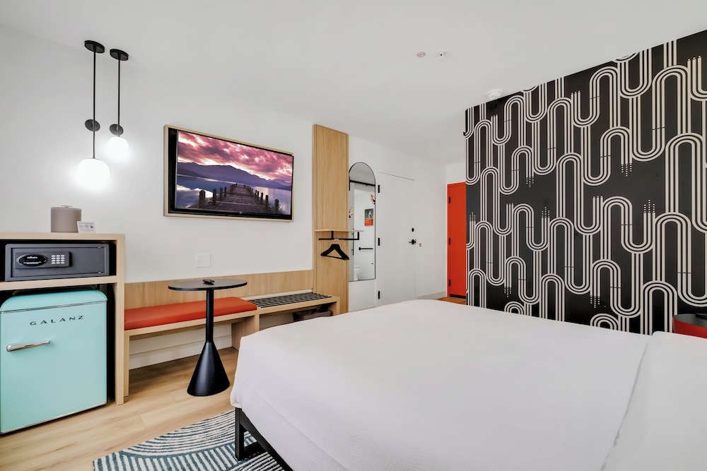 Standard Room, 1 Queen Bed, Accessible - Photo 5