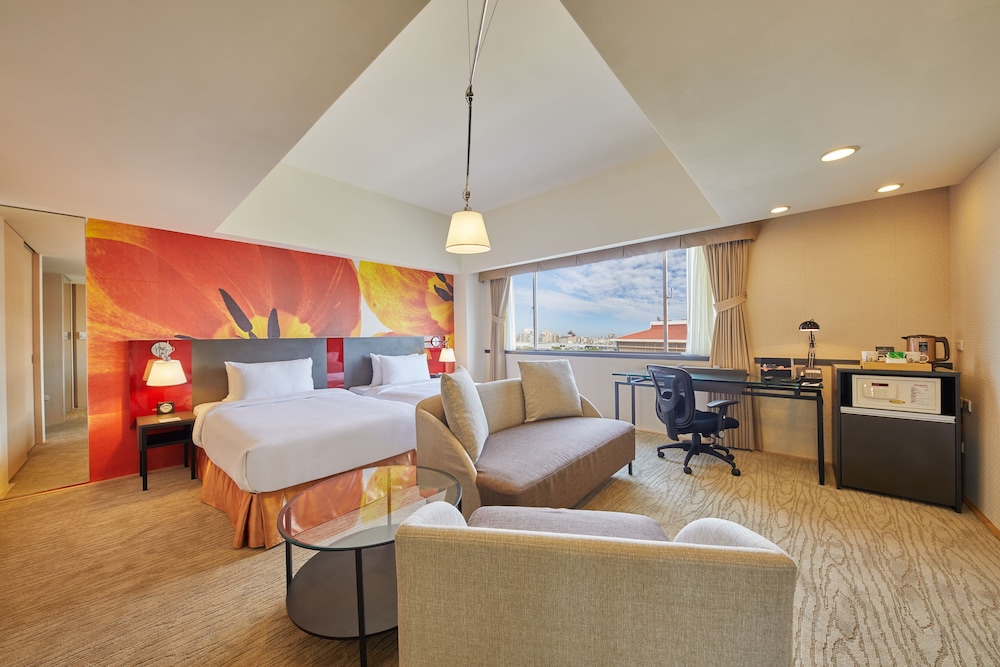 Suite, 1 Double or 2 Twin Beds (Station)