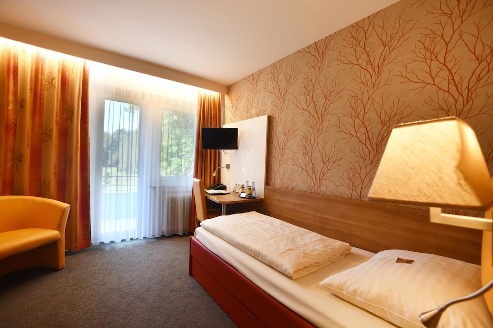 Comfort Single Room with extendable 90-140 cm bed on room wall