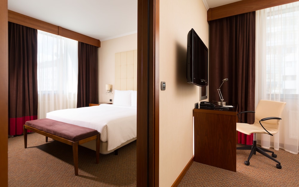 Suite, 1 King Bed photo 3