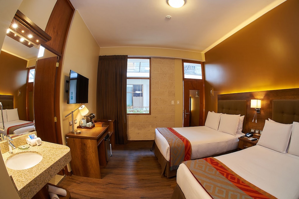 Superior Twin Room, Private Bathroom, Courtyard View photo 2