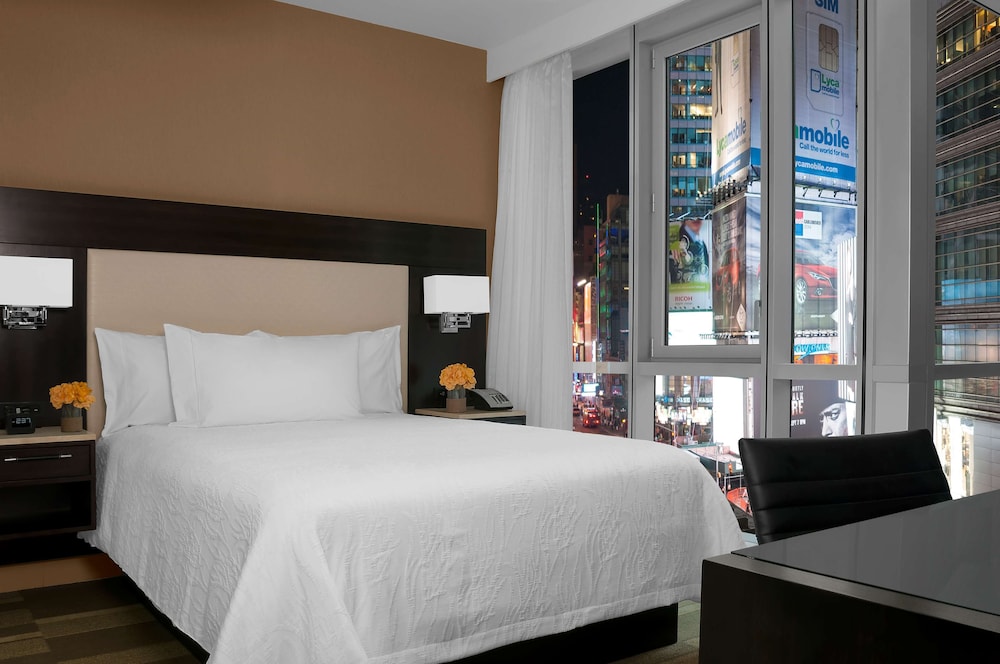 Room, 1 King Bed, Accessible (Hearing, Times Square View) thumbnail 5