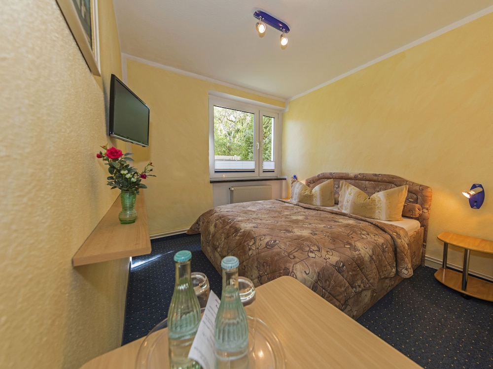 Basic Double Room, 1 Queen Bed photo 3