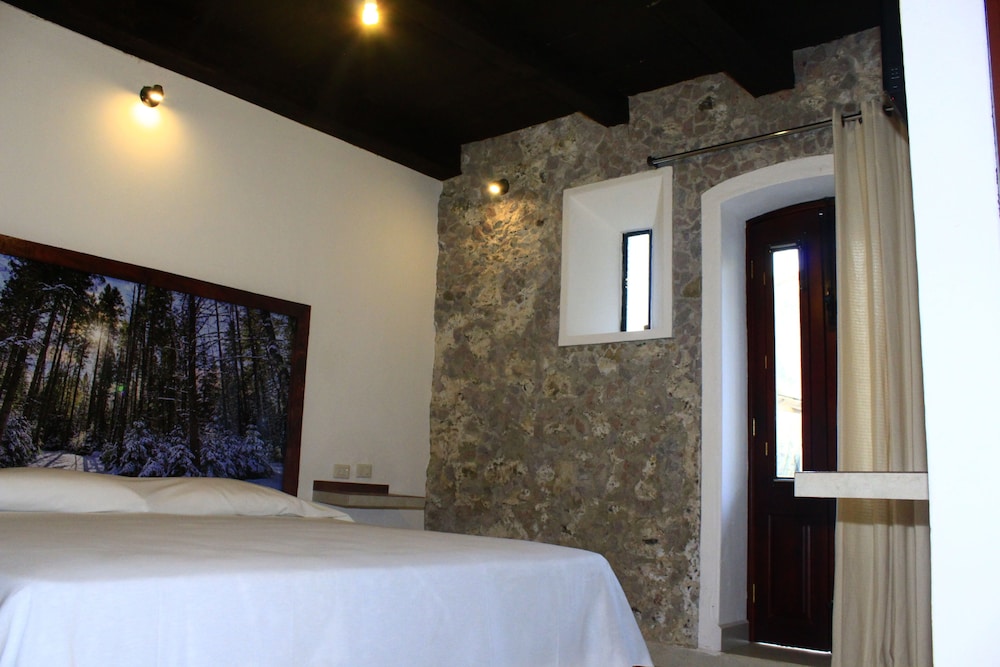 Standard Room, 1 King Bed photo 2