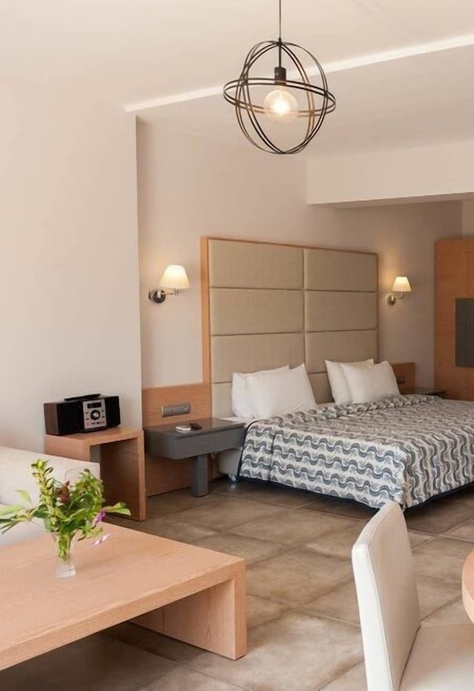 Grand Suite with Balcony and Sea View photo 3