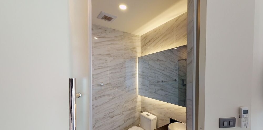 Basic Condo photo 3