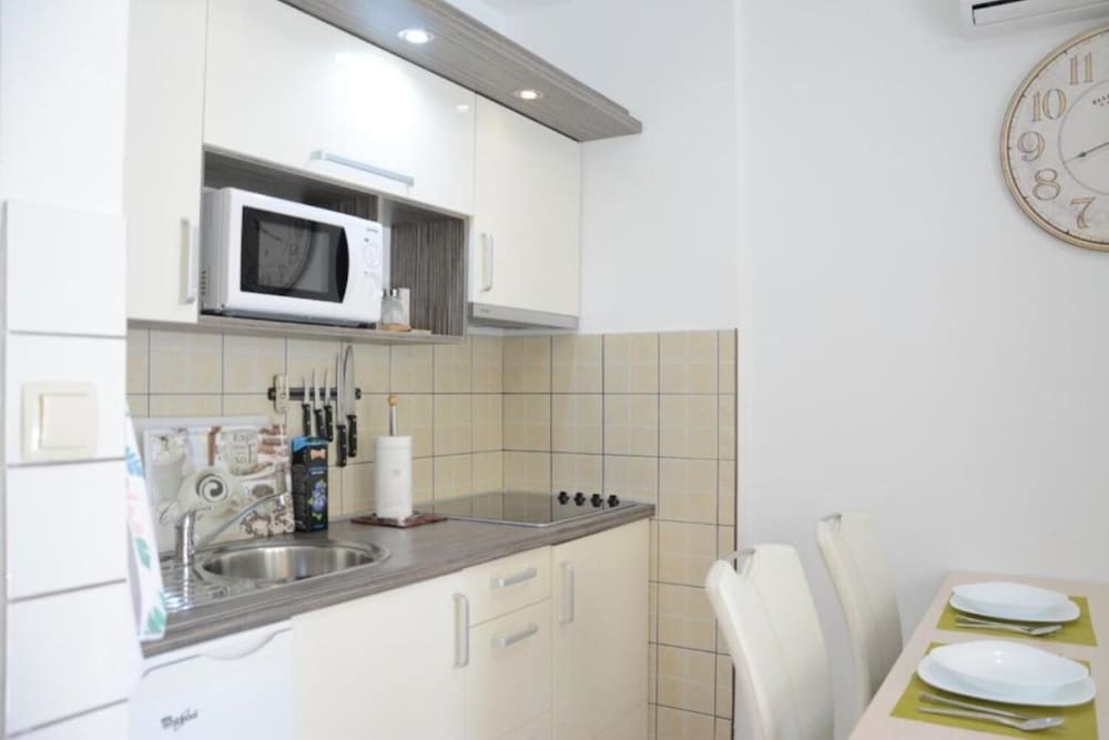Apartment (Rina-next to the beach with free park) photo 2