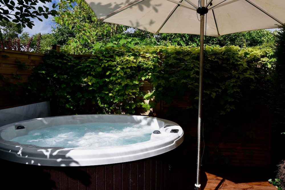 Cottage, Hot Tub photo 3