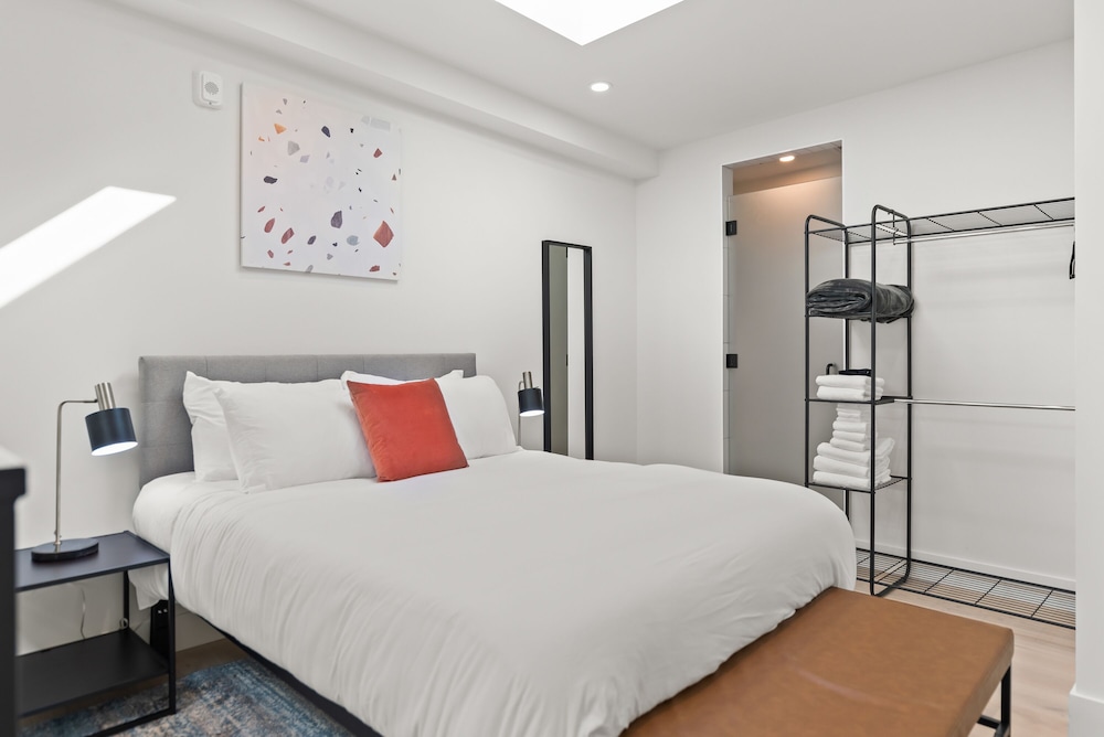 Executive Loft, 1 Queen Bed (Self Check-in with Virtual Front Desk)