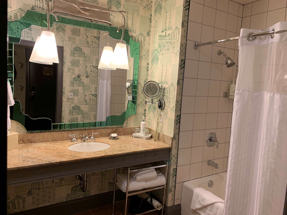 Suite, 1 Bedroom - Photo 10