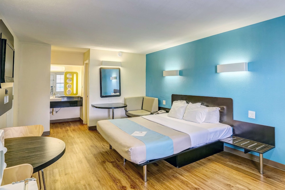 Deluxe Room, 1 Queen Bed, Smoking, Hot Tub photo 2
