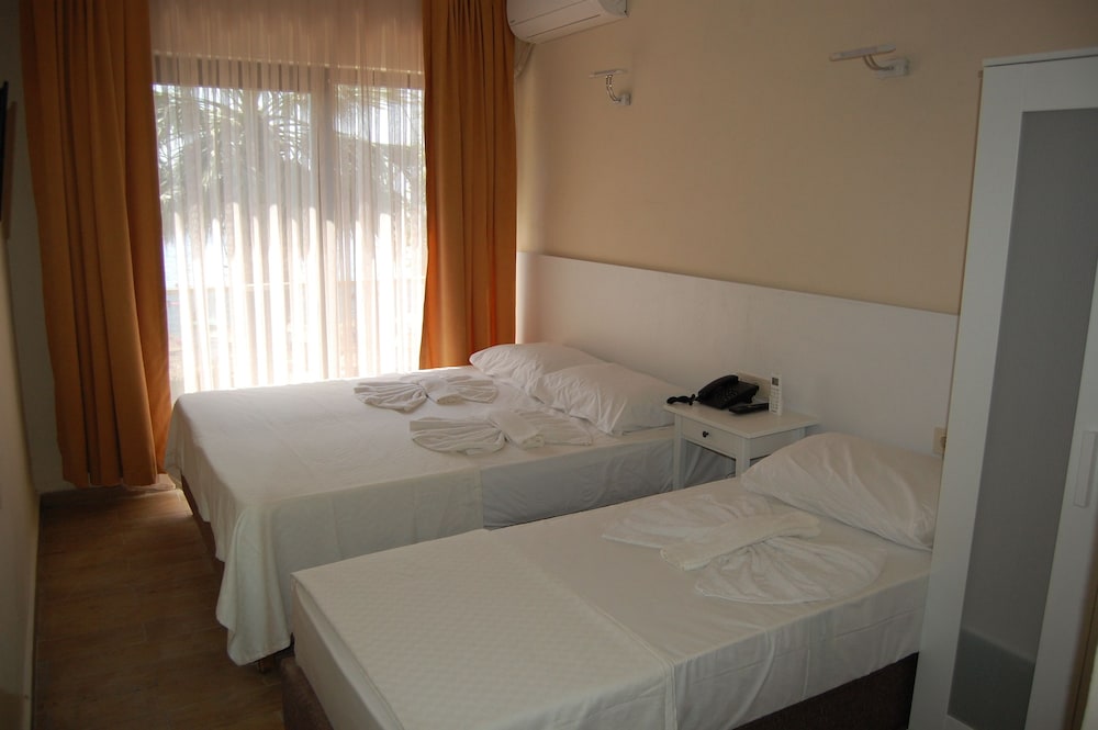 Economy Double Or Twin Room, 1 Queen Bed, Smoking, Pool View photo 3