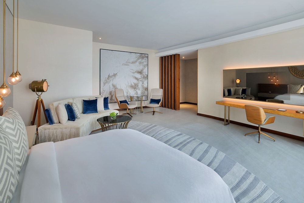 Deluxe Suite, 1 King Bed - Photo 2