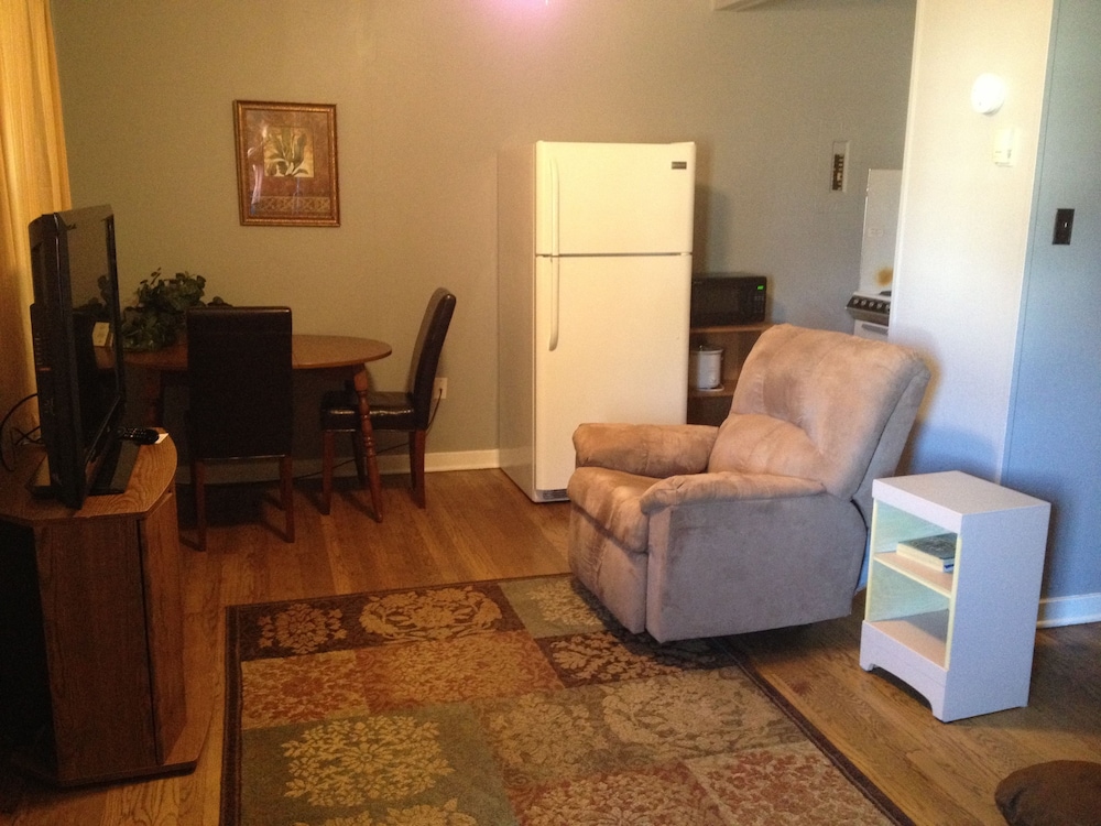 Room, 1 Queen Bed, Full Kitchen photo 1