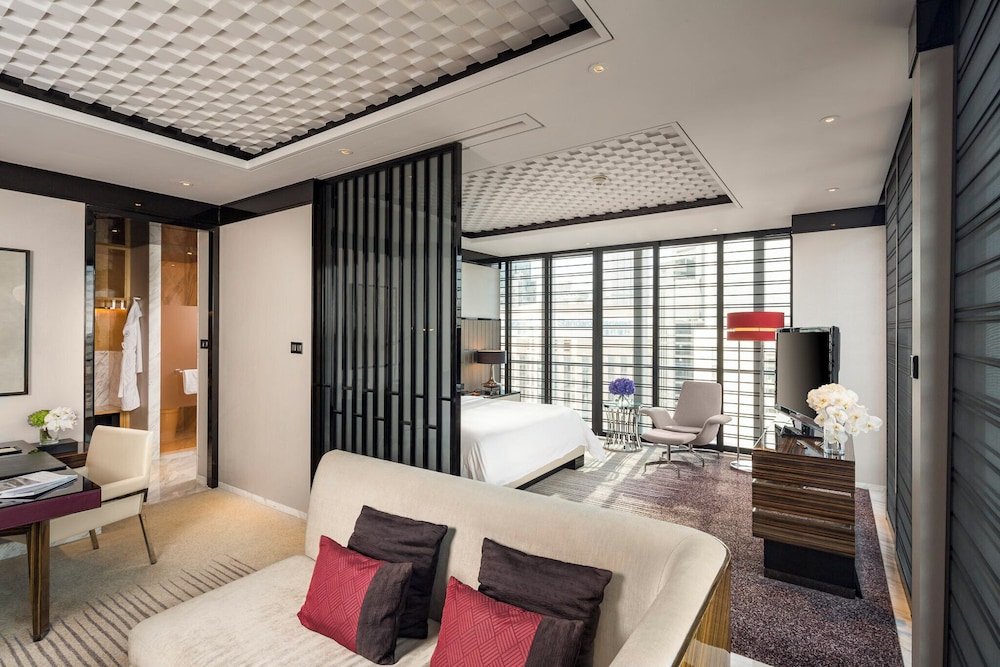Club Suite, 1 King Bed, City View (Regent Club)