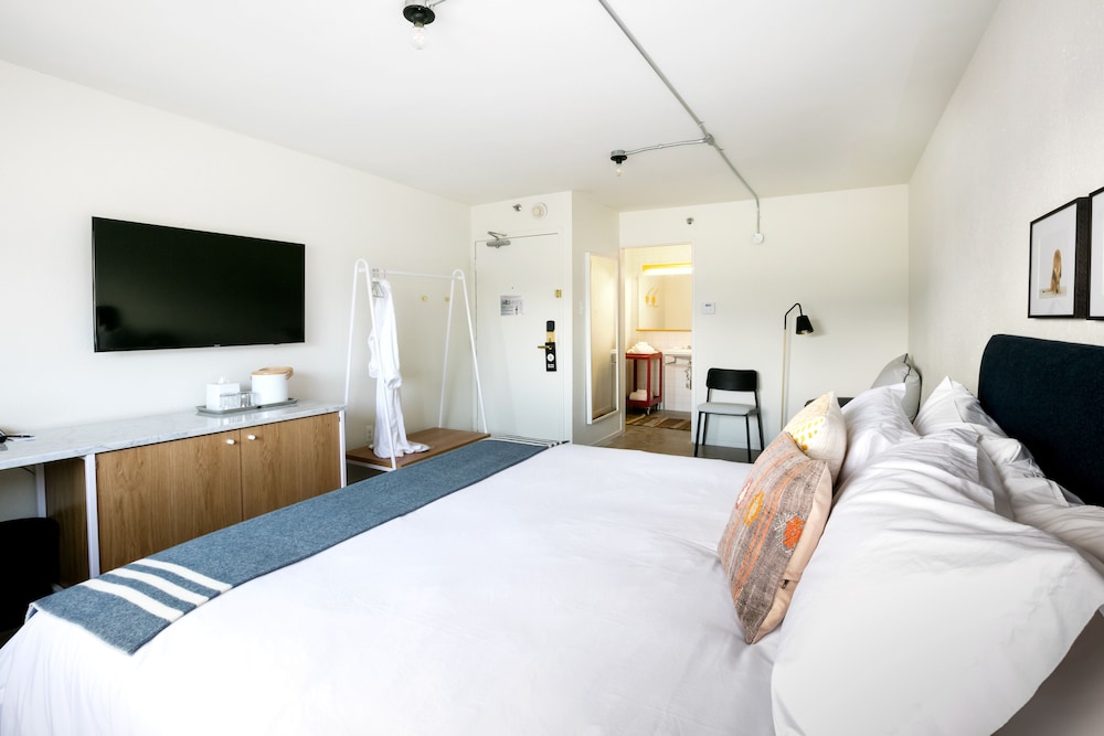 Deluxe Room, 1 King Bed - Photo 2