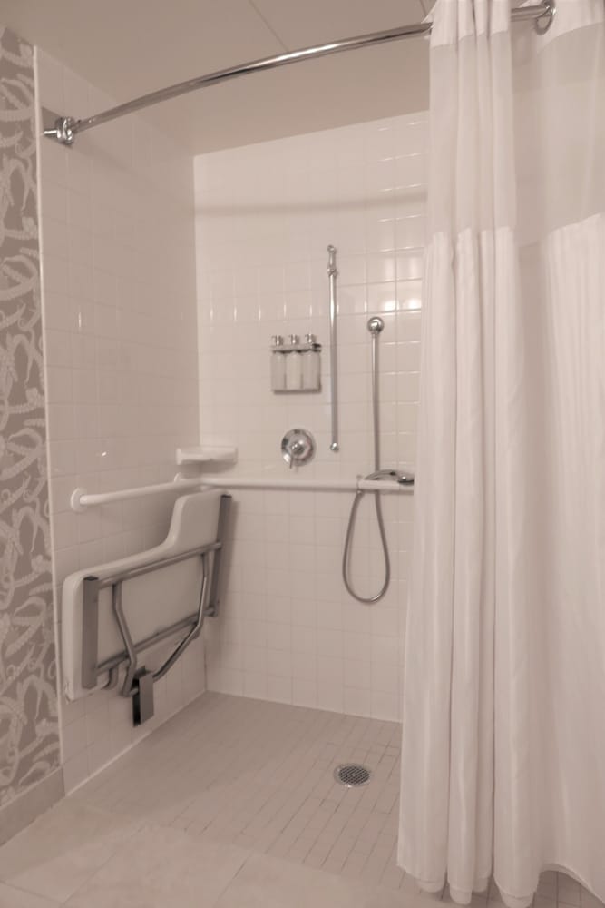 Room, 2 Queen Beds, Mobility Accessible, Bay View (Roll-In Shower) - Photo 10