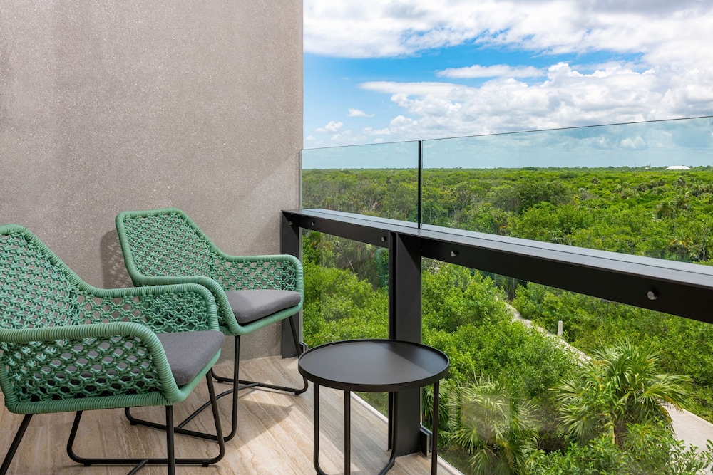 Club Room, 1 King Bed, Nature View - Photo 3