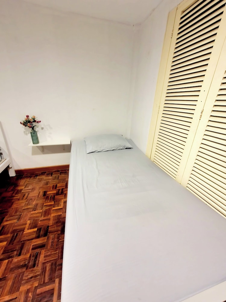 Standard Twin Room, Multiple Beds, Shared Bathroom photo 2