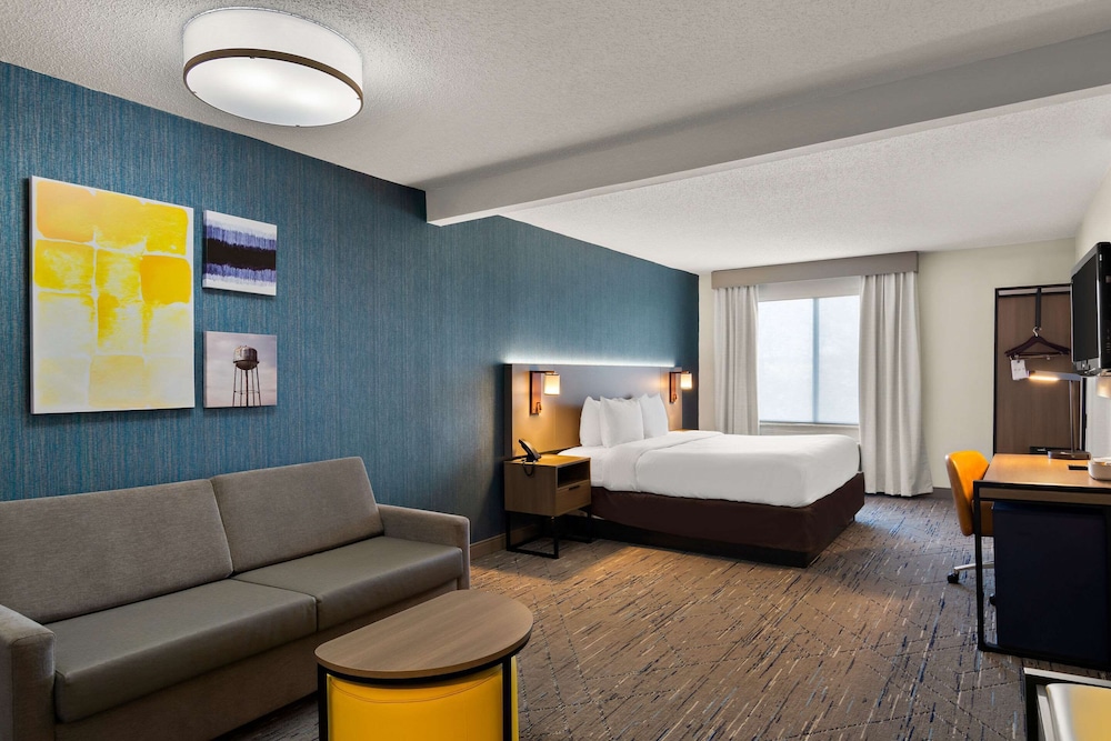 Suite, 1 King Bed, Non Smoking - Photo 5