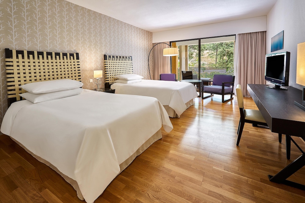 Classic Room, 2 Twin Beds, Balcony, Mountain View
