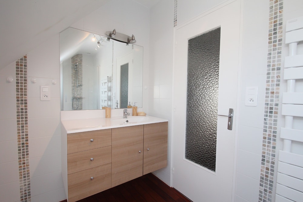 Quadruple Room, 1 Queen Bed With Sofa Bed, Sea View, Beachfront photo 2