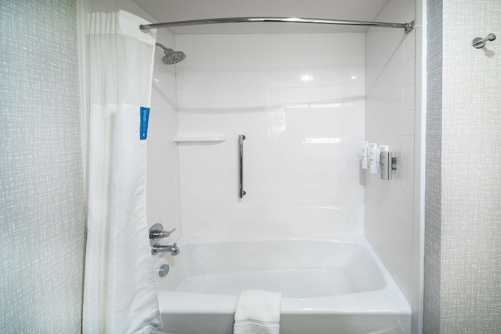Room, 2 Queen Beds, Accessible, Bathtub (Hearing) - Photo 3