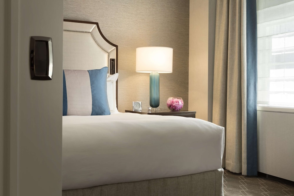 Suite, 1 King Bed with Sofa bed, City View (1 Bedroom) - Photo 6