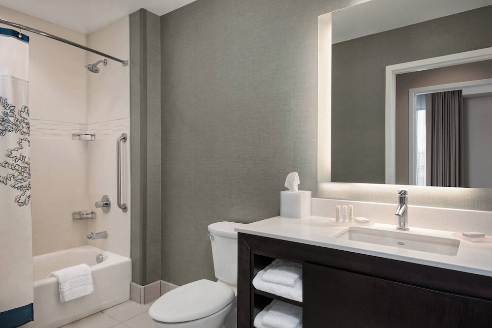 Suite, 2 Bedrooms (Mobility Accessible, Tub) photo 2
