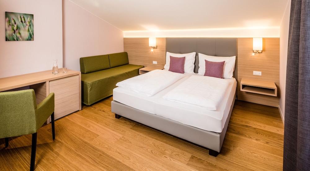 Junior Suite, 1 Queen Bed, Non Smoking, Pool View