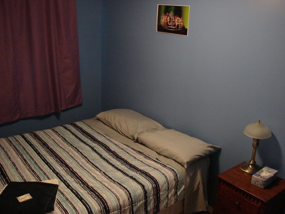 Bison Room, 1 Queen Bed, Shared Bathroom photo 1