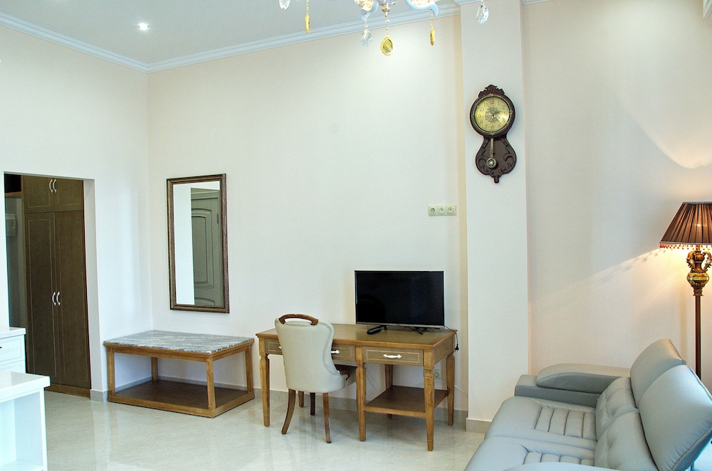 Business Studio Suite, 1 Queen Bed, City View photo 3