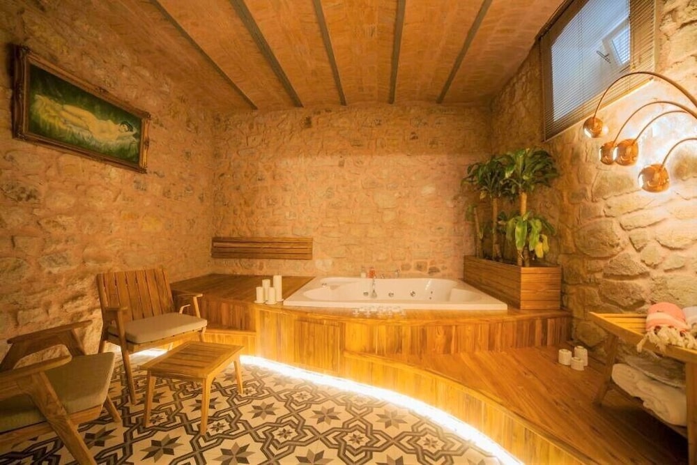 Deluxe Room, Jetted Tub - Photo 6