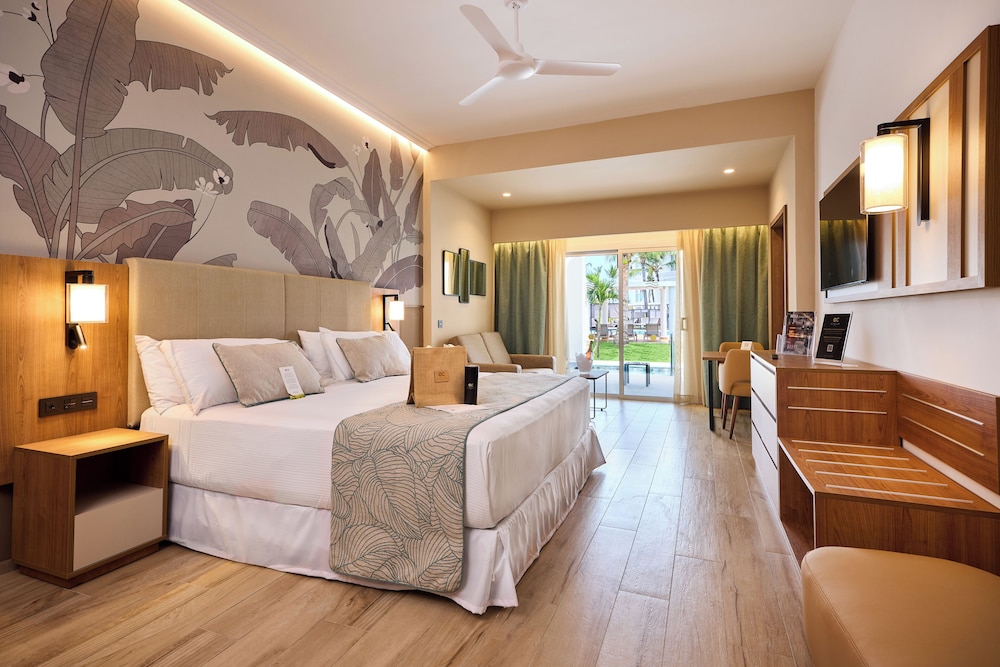 Junior Suite (Swim Up | Elite Club | 18+ | B2C-US)