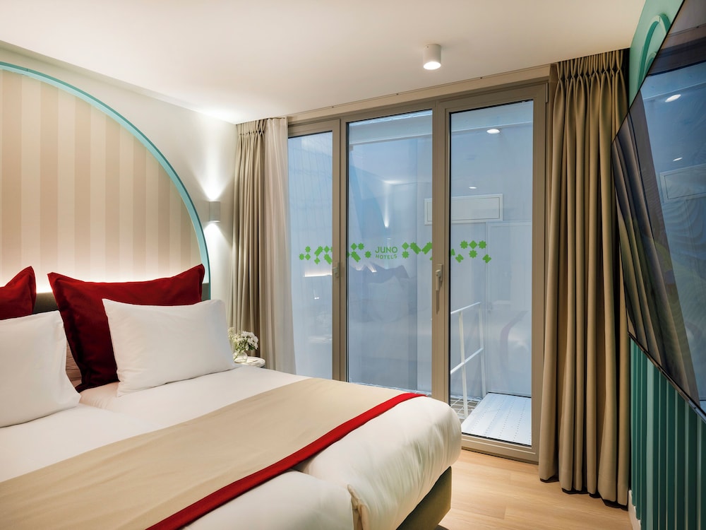Queen Room with Atrium View photo 2