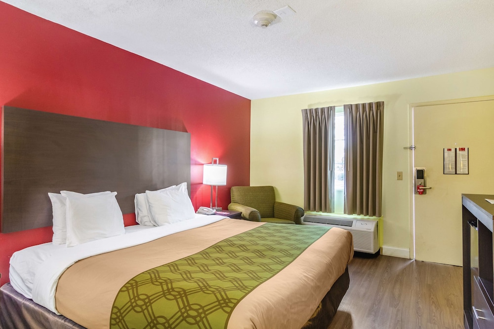 Standard Room, 1 King Bed, Accessible, Ground Floor photo 2