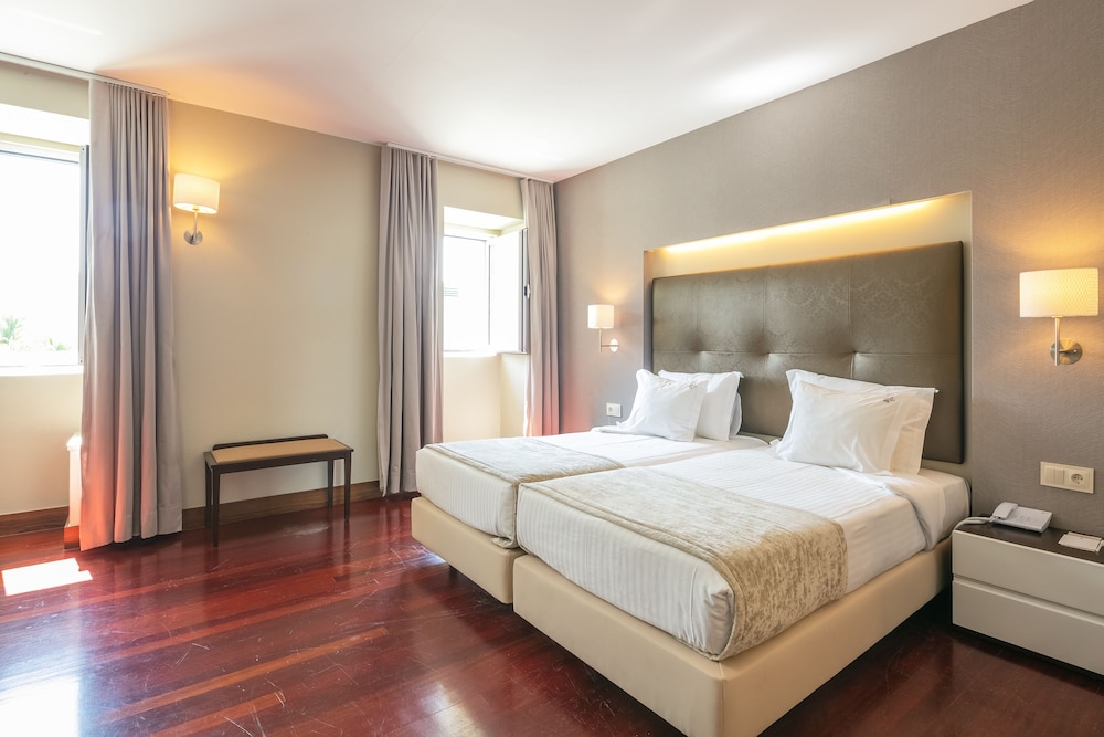 Premium Twin Room - Photo 4
